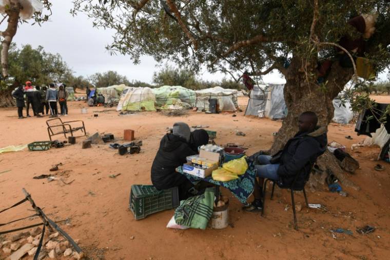 Campement de migrants d'Afrique subsaharienne à Jebeniana près de Sfax, en Tunisie le 24 avril 2024  ( AFP / FETHI BELAID )