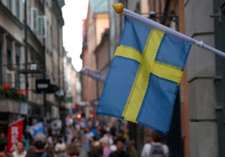 Un drapeau suédois accroché dans une rue de Stockholm