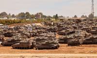 Des chars et des véhicules militaires israéliens prennent position dans le sud d'Israël, près de la frontière avec la bande de Gaza, le 8 mai 2024 ( AFP / Jack Guez )