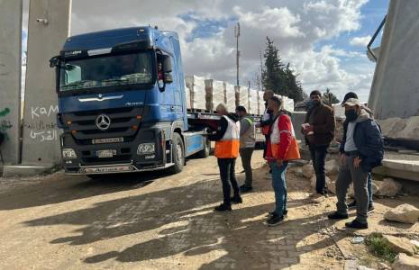 Des camions transportant de l'aide humanitaire entrent à Gaza