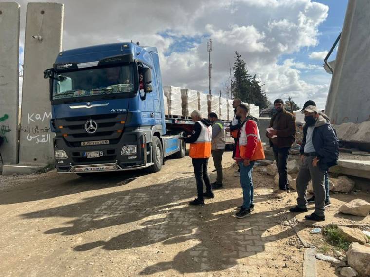 Des camions transportant de l'aide humanitaire entrent à Gaza