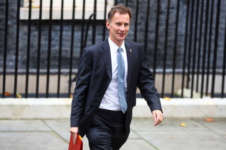 Le ministre des Finances britannique, Jeremy Hunt devant le Number 10 Downing Street à Londres