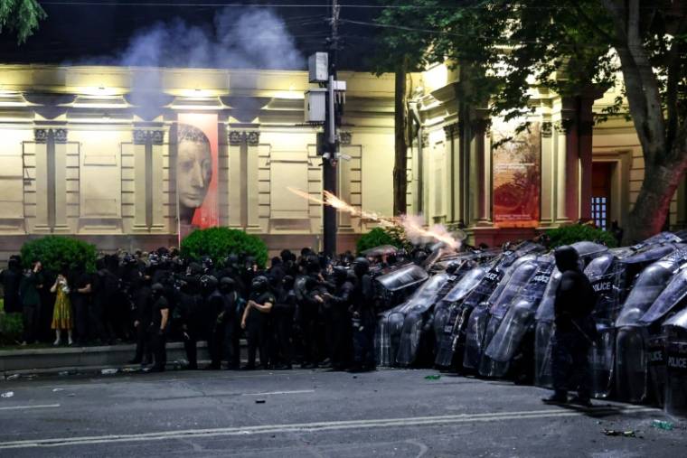 Des agents de police tentent de disperser les manifestants, le 1er mai 2024 à Tbilissi ( AFP / Giorgi ARJEVANIDZE )