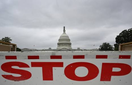 Un panneau de signalisation routière installé près du Parlement des Etats-Unis, le 28 septembre 2023 à Washington. ( AFP / Mandel NGAN )