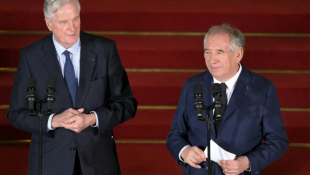 Michel Barnier, à gauche et le nouveau Premier ministre François Bayrou, à droite, à Matignon, à Paris, le 13 décembre 2024 ( POOL / Bertrand GUAY )