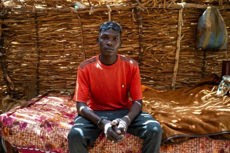Un réfugié soudanais âgé de 24 ans, Albakir Abbas Ishag, dans son abri de fortune dans un camp à Koufroun, au Tchad le 9 avril 2024 ( AFP / Joris Bolomey )