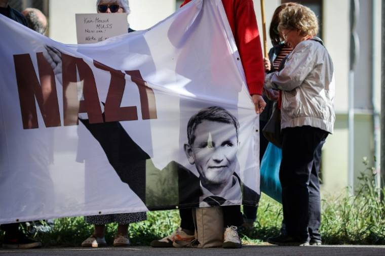 Des manifestants tiennent une banderole représentant Björn Höcke avec le mot "Nazi" devant le tribunal de Halle, le 14 mai 2024 en Allemagne ( AFP / RONNY HARTMANN )