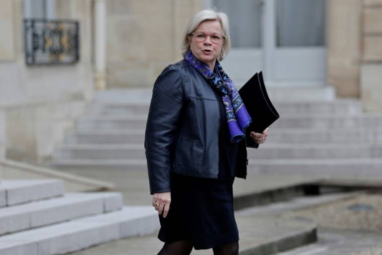 La ministre du Travail, de la Santé et des Solidarités, Catherine Vautrin, à la sortie de l'Elysée, le 6 mars 2024 à Paris ( AFP / STEPHANE DE SAKUTIN )