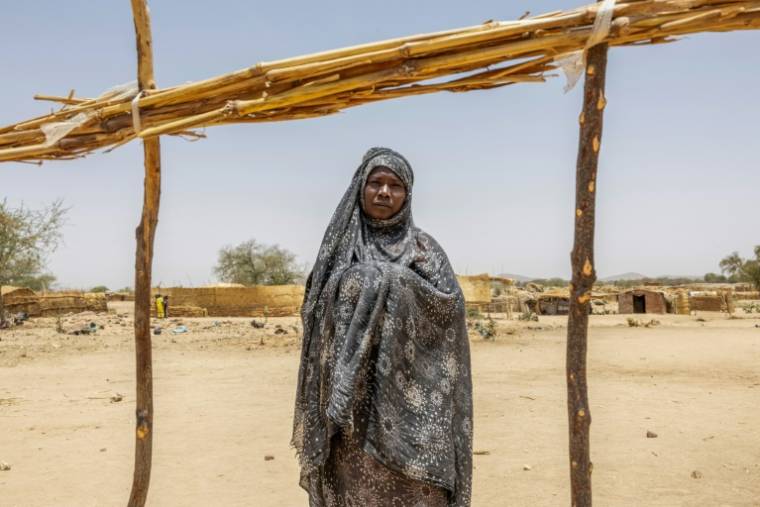 Une réfugiée soudanaise Fatima Ibrahim Adam dans son abri de fortune dans le camp de Koufroun, au Tchad, le 9 avril 2024 ( AFP / Joris Bolomey )