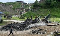 Des enquêteurs inspectent le site où un avion de ligne s'est écrasé le 24 juillet 2024 à Katmandou au Népal ( AFP / PRAKASH MATHEMA )