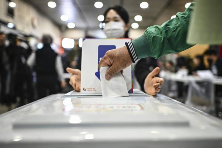 Un électeur vote lors des législatives, le 10 avril 2024 à Séoul, en Corée du Sud ( AFP / ANTHONY WALLACE )