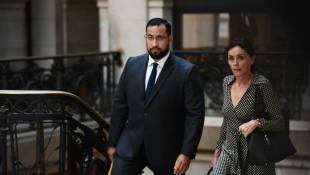 Alexandre Benalla arrive au palais de justice de Paris le 9 juin 2023 au côté de son avocate Jacqueline Laffont ( AFP / Christophe ARCHAMBAULT )