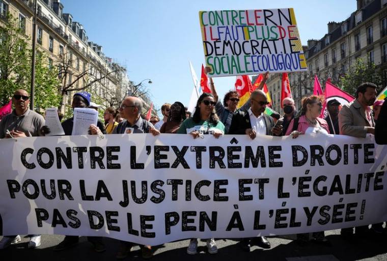 FRANCE: LA POLICE TIRE DES GAZ LACRYMOGÈNES LORS D'UNE MANIFESTATION CONTRE L'EXTRÊME DROITE À PARIS