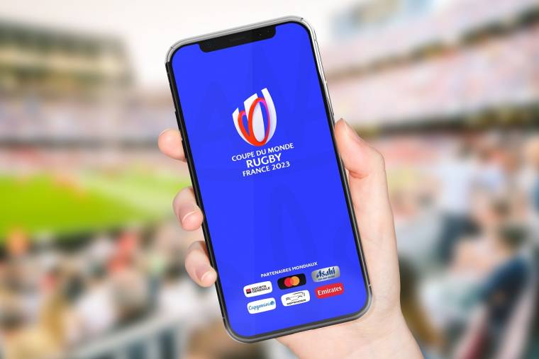 (Crédits photo : Adobe Stock - smartphone affichant le logo de la coupe du monde de rugby 2023)