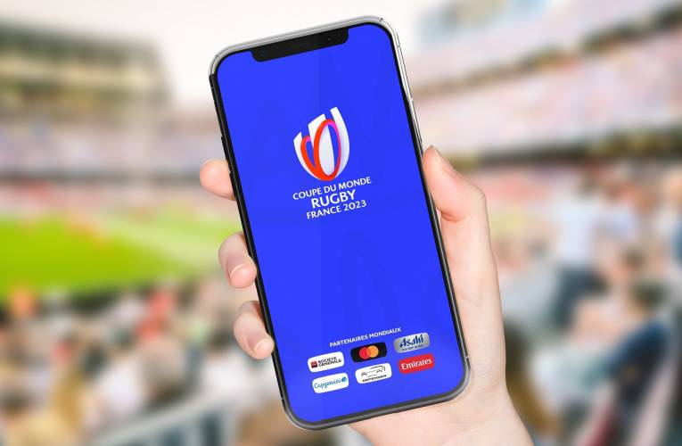 (Crédits photo : Adobe Stock - smartphone affichant le logo de la coupe du monde de rugby 2023)