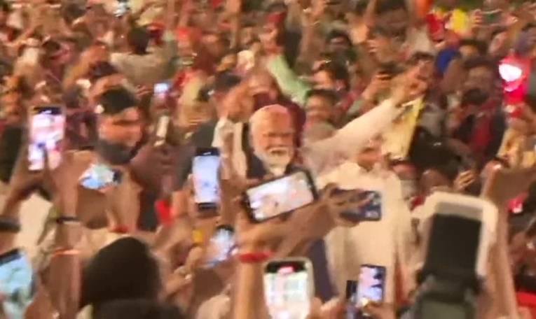 Le Premier ministre indien Modi salue le public après sa troisième victoire électorale