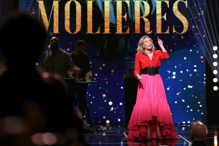 L'humoriste française Caroline Vigneaux présente la 35e cérémonie des Molières au théâtre des Folies Bergeres à Paris, le 6 mai 2024 ( AFP / Thomas SAMSON )