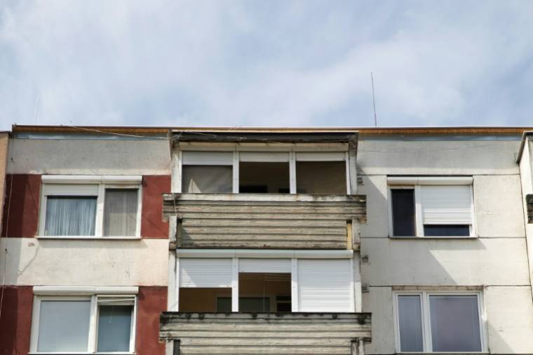 Vue extérieure de l'appartement (en haut) du tireur présumé du Premier ministre slovaque, Robert Fico, le 16 mai 2024 à Levice, en Slovaquie ( AFP / Alex HALADA )
