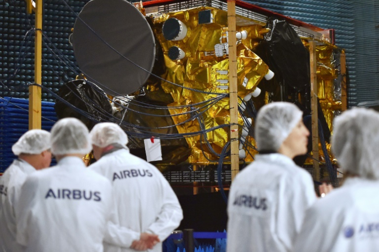 Dans la "salle blanche" d'Airbus où on assemble des satellites à Toulouse, dans le sud-ouest de la France, le 27 novembre 2023 ( AFP / REMY GABALDA )