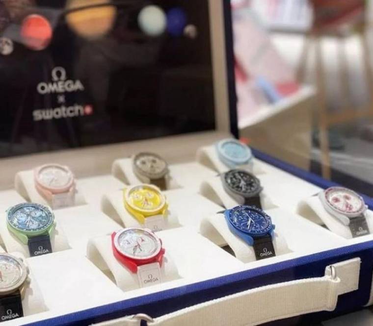 Les marques horlogères Swatch et Omega revisitent la mythique Speedmaster “Moonwatch”. crédit photo : Capture d’écran Instagram @zoe_chanwaiyin/@horasyminutos/@rictime
