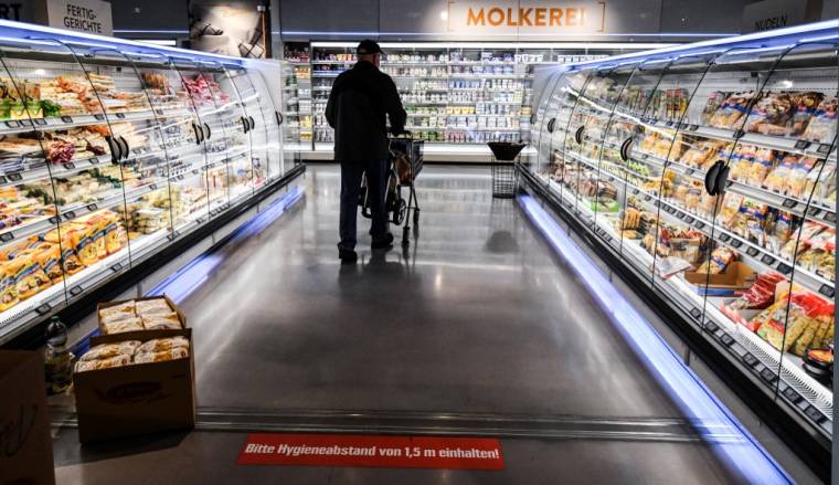 Un consommateur dans un supermarché, le 29 avril 2020 en Allemagne. ( AFP / INA FASSBENDER )