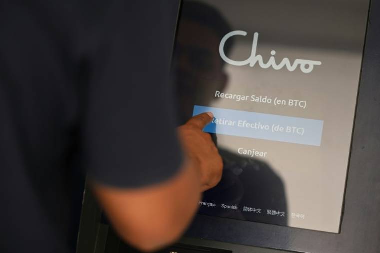 Un homme utilise le portefeuille électronique du gouvernement salvadorien, connu sous le nom de "Chivo", pour retirer de l'argent émis par des membres de sa famille à l'étranger, le 8 avril 2024 à San Salvado ( AFP / Marvin RECINOS )