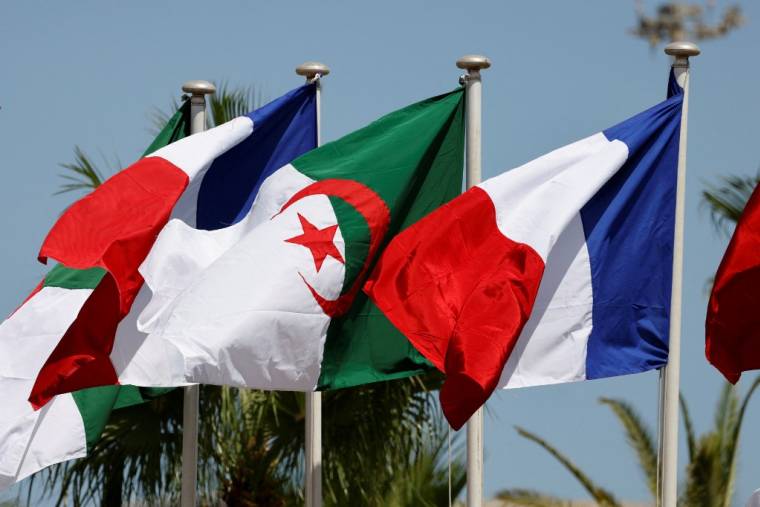 Des drapeaux français et algriens à Alger, en Algérie, le 25 août 2022. ( AFP / LUDOVIC MARIN )