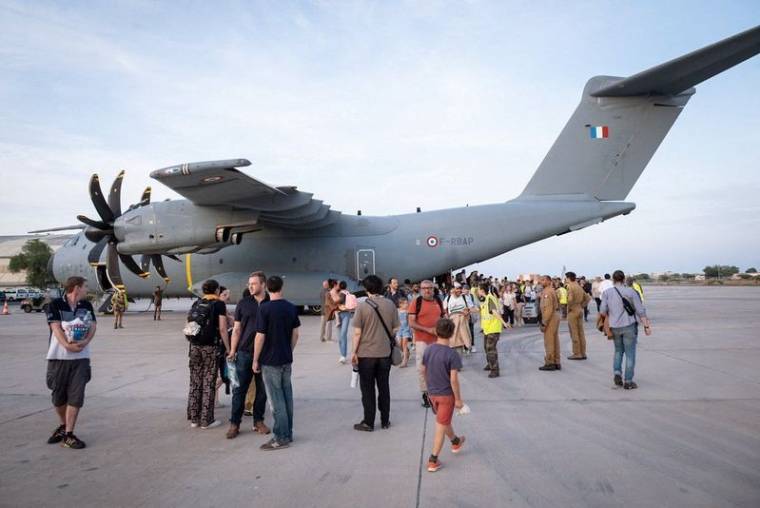 Un avion de l'armée de l'air française arrive à Djibouti