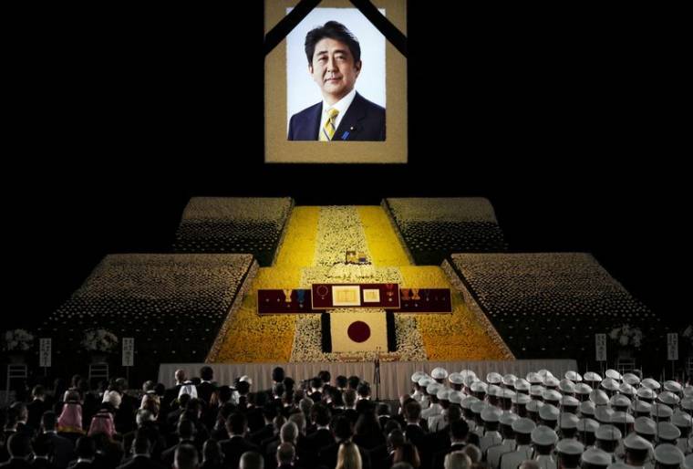 Un portrait de l'ancien Premier ministre japonais Shinzo Abe lors de ses funérailles d'État au Nippon Budokan à Tokyo, au Japon