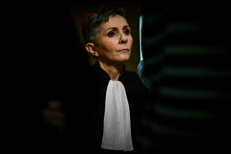 L'avocate de Dominique Pelicot, Béatrice Zavarro, quitte le palais de justice d'Avignon, le 26 novembre 2024 ( AFP / Christophe SIMON )