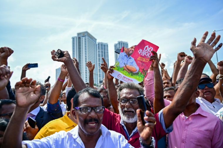 Les partisans du nouveau président du Sri Lanka, Anura Kumara Dissanayaka, célèbrent leur victoire à Colombo, le 23 septembre 2024 ( AFP / Ishara S. Kodikara )