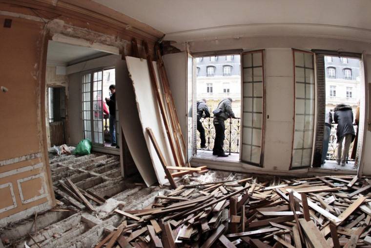 Vue de l'intérieur d'un immeuble vide, le 01 novembre 2008 avenue Kléber à Paris, lors d'une action d'occupation, notamment par l'association Jeudi Noir, pour demander un renforcement de la Loi SRU et la transformation des logements et des bureaux vides en logements sociaux. ( AFP / FRANCOIS GUILLOT )