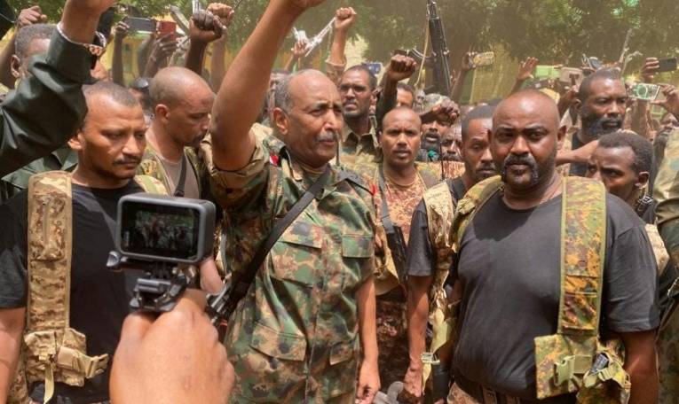 Photo publiée par l'armée soudanaise sur sa page Facebook, le 30 mai 2023, du chef de l'armée soudanaise, le général Abdel Fattah al-Burhane, visitant ses troupes à Khartoum ( Page Facebook de l'armée soudanaise / - )