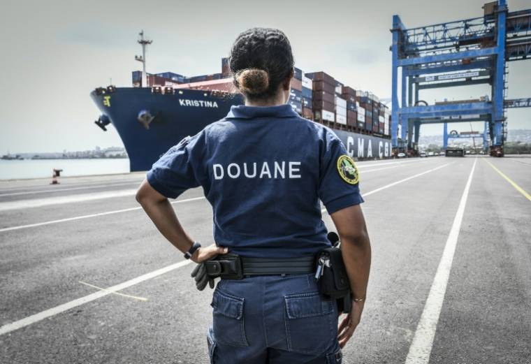 Une inspectrice des douanes se prépare à contrôler un porte-conteneurs au port de Fort-de-France, en Martinique, le 16 juin 2022 ( AFP / STEPHANE DE SAKUTIN )