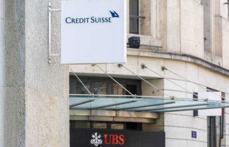 Photo du logo de Credit Suisse et d'UBS à Genève