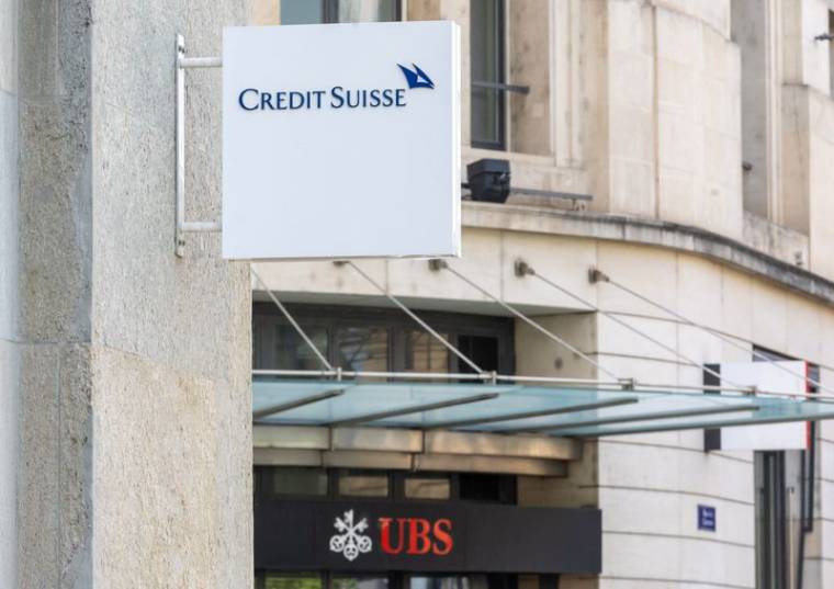 Photo du logo de Credit Suisse et d'UBS à Genève