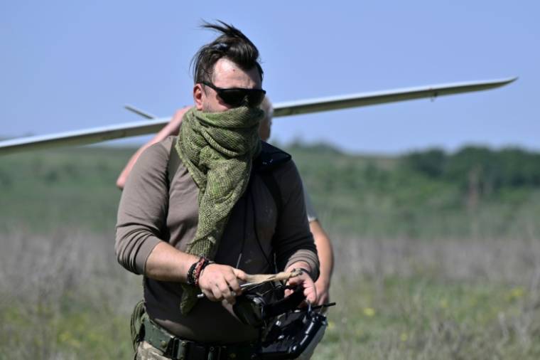 Le pilote de drone ukrainien de la 22e brigade Andriï, "Roy" de son nom de guerre, sur une position près de Chasiv Yar, dans la région de Donetsk, le 1er mai 2024 ( AFP / Genya SAVILOV )