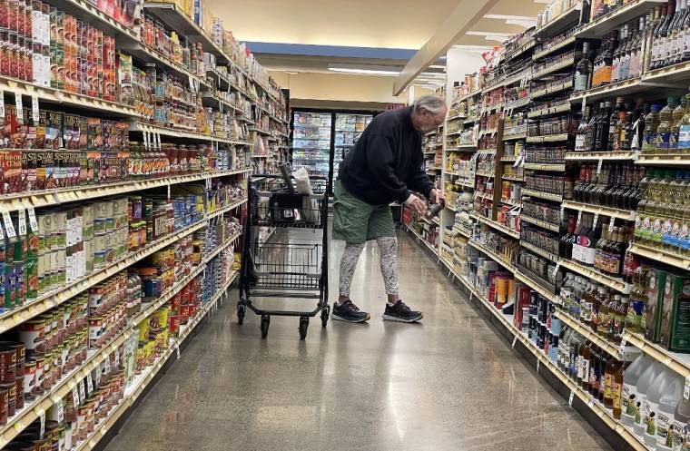 Un client fait ses courses dans une épicerie à San Anselmo (Californie), le 12 décembre 2023 ( GETTY IMAGES NORTH AMERICA / JUSTIN SULLIVAN )