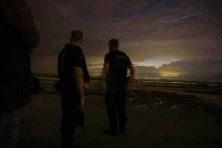 Des gendarmes en patrouille sur une plage de Tardinghen, près de Calais, pour empêcher les migrants de prendre la mer pour traverser illégalement vers la Grande-Bretagne, le 13 août 2020 ( AFP / Sameer Al-DOUMY )