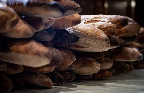 Le secteur de la boulangerie s'est engagé à baisser de nouveau le seuil de sel dans le pain, de manière imperceptible : de 1,5 gramme de sel pour 100 grammes de pain courant ou traditionnel, l'objectif passe à 1,4 gramme à partir d'octobre. ( AFP / ALAIN JOCARD )