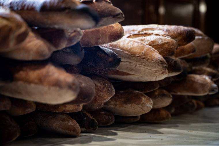 Le secteur de la boulangerie s'est engagé à baisser de nouveau le seuil de sel dans le pain, de manière imperceptible : de 1,5 gramme de sel pour 100 grammes de pain courant ou traditionnel, l'objectif passe à 1,4 gramme à partir d'octobre. ( AFP / ALAIN JOCARD )