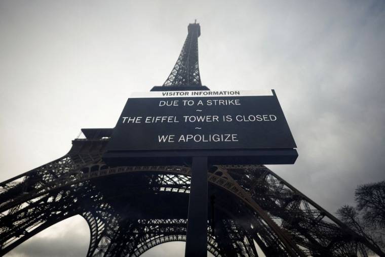 Un panneau signalant la fermeture de la Tour Eiffel pour grève