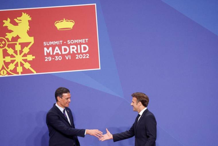 Le président du gouvernement espagnol Pedro Sanchez salue  Emmanuel Macron lors d'un sommet de l'Otan à Madrid