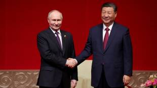Photo diffusée par l'agence de presse russe Sputnik du président russe Vladimir Poutine et le président chinois Xi Jinping à Pékin le 16 mai 2024 ( POOL / Alexander RYUMIN )