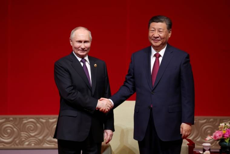 Photo diffusée par l'agence de presse russe Sputnik du président russe Vladimir Poutine et le président chinois Xi Jinping à Pékin le 16 mai 2024 ( POOL / Alexander RYUMIN )