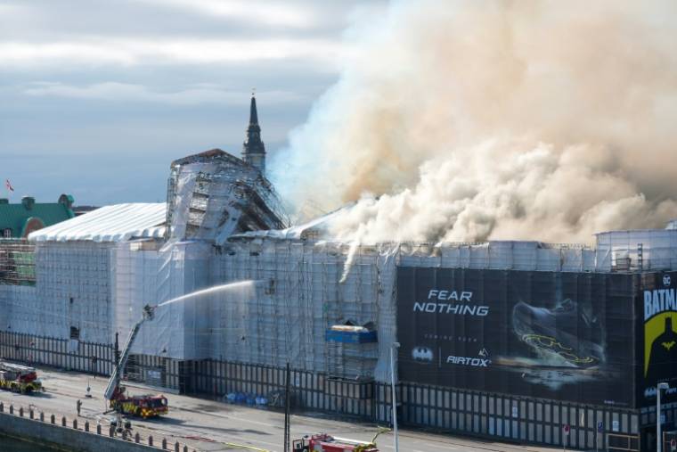 L'ancienne Bourse de Copenhague en feu, le 16 avril 2024 ( Ritzau Scanpix / Emil Helms )