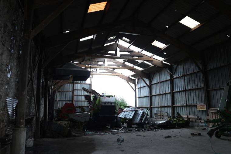 Un entrepôt endommagé après le passage de la tempête Ciaran à Saint-Nic, dans le Finistère, le 2 novembre 2023. ( AFP / FRED TANNEAU )