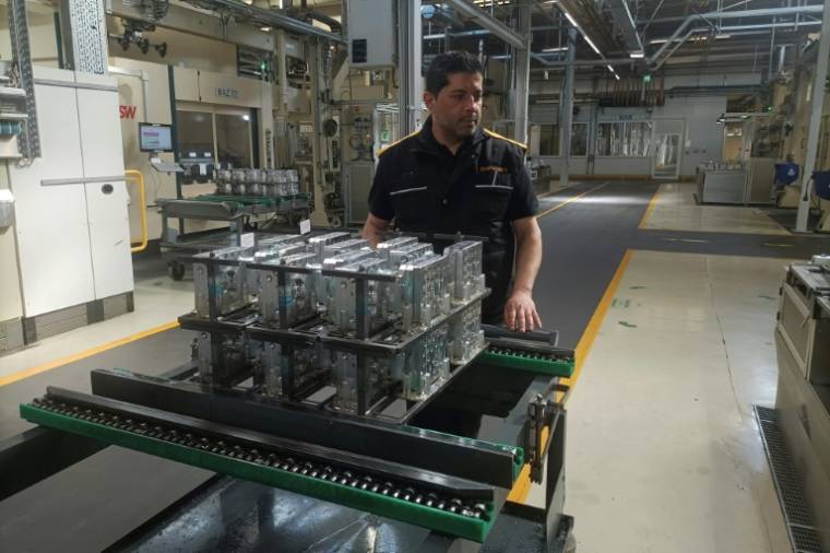 Emrullah Karaca, qui fabrique des freins de voiture depuis plus de 20 ans, dans l'usine de l'équipementier Continental à Gifhorn, dans le nord de l'Allemagne, le 23 avril 2024 ( AFP / Léa PERNELLE )