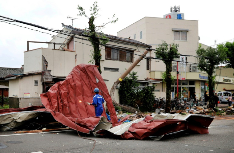 Rimozione dei detriti trasportati dai forti venti del tifone Shanshan a Miyazaki il 29 agosto 2024 in Giappone (JIJI Press/STR)