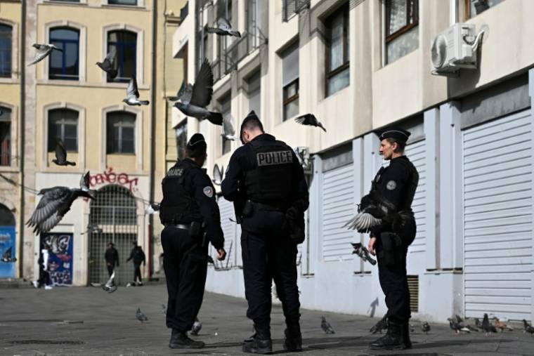 Des policiers près d'un point de trafic de drogue à Marseille, le 21 mars 2024 ( AFP / Nicolas TUCAT )